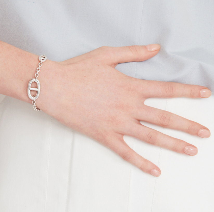 女性の華奢な手首を引き立てるシルバーブレスレット 《ファランドール》 PM